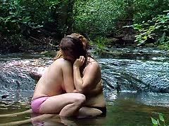 Am See verwöhnen sich die Lesben mit Küssen