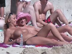 Vergnügen der deutschen Lesben am Strand ist gut zu erkennen