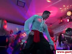 Auf dieser Tanzparty gibt es Blowjobs und Doggysex