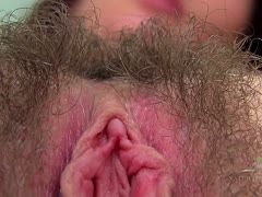 Junge Amateurin führt ihre Pelzmöse vor