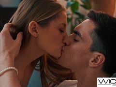 Tiffany Tatum lässt sich vom Maler die Möse durchnageln