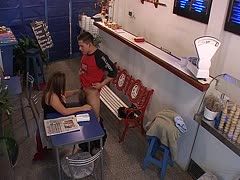 Brünette im Café bläst dem Kellner den Pimmel
